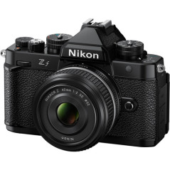 Nikon Z f z obiektywem NIKKOR Z 40mm f/2 (SE)