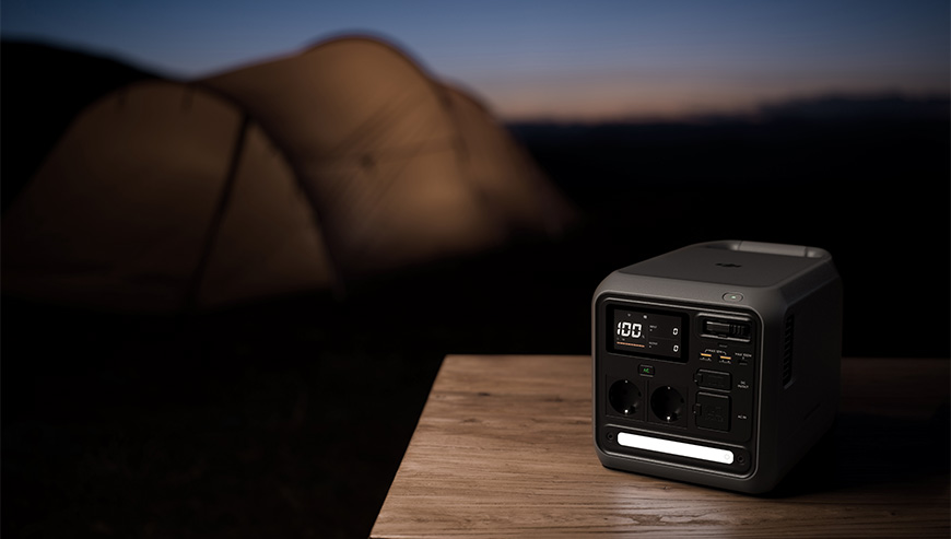 Zintegrowany kabel – wygoda ładowania bez dodatkowych akcesoriów Stacja DJI Power 1000 Mini została wyposażona w praktyczny, zwijany przewód USB-C, który jest zawsze gotowy do działania. Wystarczy go pociągnąć, aby rozpocząć ładowanie, a po puszczeniu automatycznie się zwija, pomagając utrzymać porządek. Moc do 100 W pozwala sprawnie odnowić energię w smartfonie lub laptopie, a długość wynosząca 0,8 m zapewnia komfort podczas korzystania z urządzeń. Dzięki temu rozwiązaniu nie musisz pamiętać o dodatkowych kablach. W razie potrzeby przewód można bez problemu wymienić. Oświetlenie LED i cicha praca – komfort użytkowania w każdej sytuacji