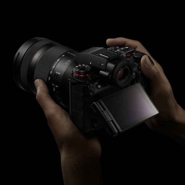 Monitor z możliwością swobodnego ustawienia kąta nachylenia, zaprojektowany z myślą o wygodnej pracy twórczej