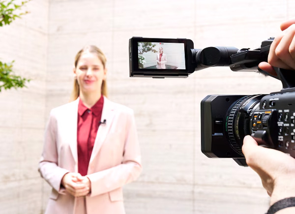 Monitor LCD o wysokiej jasności zapewnia widoczność w jasnym otoczeniu